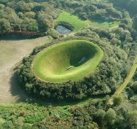 Sky Garden Crater, Ireland: Liss Ard Gardens Resort (southern Ireland) includes a magnificent 'Crater' designed by James Turrell, the extraordinary American artist who is world-renowned for his works on the theme of 'Light', and the Swiss architect Gert Burla. The Crater was created for the Irish skies to be appreciated by the spectators lying on the stone structures at the bottom, and the dome-effect that is created in the elliptical frame is truly an unforgettable experience. Is the Sky Garden Crater something you would like to see if you ever had the opportunity?