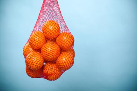 Have you ever wondered why oranges are sold in red mesh bags? Why not blue, green or white? Turns out it's a sneaky tactic used by grocery stores—red mesh bags actually make oranges look more orange. The red colour against an orange's peel creates an illusion that makes them appear more orange, encouraging buyers to make a purchase. The trick also works like a charm for other orange-hued citrus fruits, like tangerines and some grapefruit. Have you ever wondered why oranges are sold in red mesh bags?