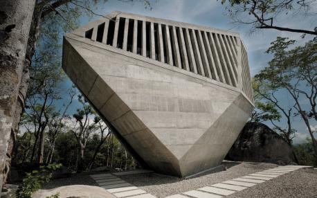 The Sunset Chapel is located in Esteban Suárez and BNKR, Brisas del Marqués, Acapulco, Mexico. It was built in 2011. It reminds me about an art institution more than a church but I love how it looks. Do you like this extremely modern design for a chapel?