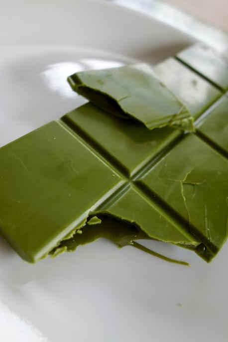 The chocolate bar is white chocolate flavored with matcha, and the inside has a liquid matcha-flavored filling. Does it sound like something you would like?